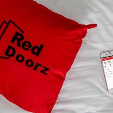 RedDoorz near Stadion Manahan Solo Bagian luar foto