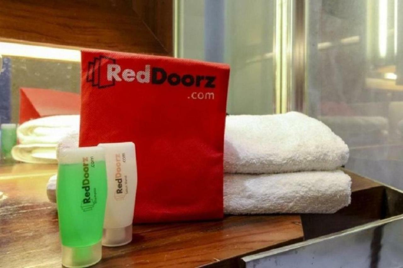 RedDoorz near Stadion Manahan Solo Bagian luar foto